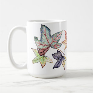 Eukalyptusträdlöv i nedgången kaffemugg