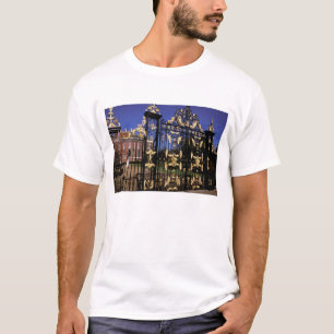 Europa, England, London. Förgylld grind utanför 2 Tee