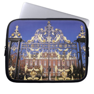 Europa, England, London. Förgylld grind utanför Laptop Sleeve
