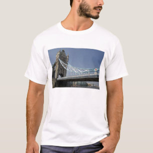 Europa, England, London. Tower Bridge över 2 Tee Shirt