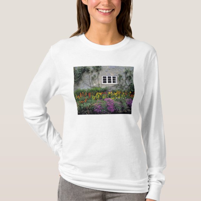 Europa, England, Teffont Magna. Blommor fyller Tee Shirt (Framsida)