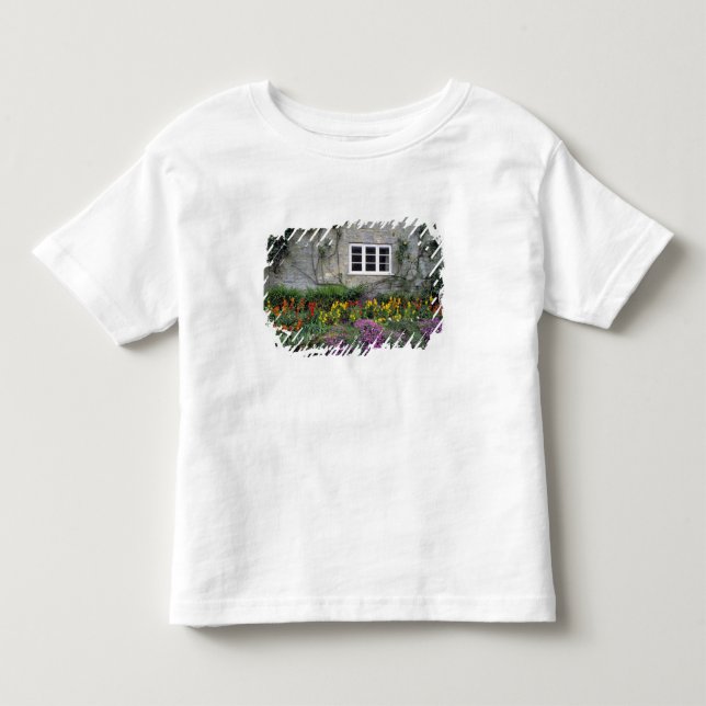 Europa, England, Teffont Magna. Blommor fyller Tee Shirt (Framsida)