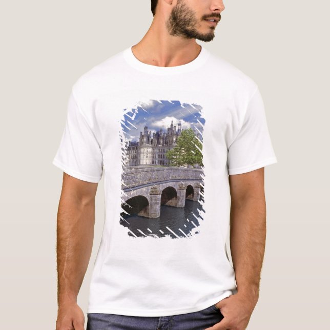 Europa, Frankrike, Chambord. En stenbryggsledning Tee Shirt (Framsida)