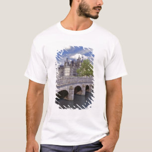 Europa, Frankrike, Chambord. En stentobro leder Tee Shirt