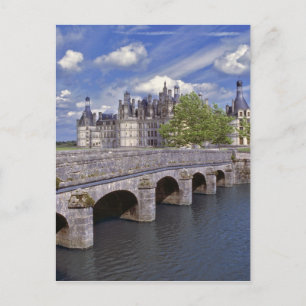 Europa, Frankrike, Chambord. En stenträbro leder Vykort