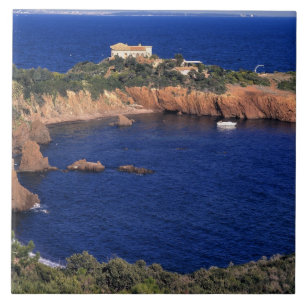 Europa, Frankrike, Theoule-sur-Mer. Ett tak täckt Kakelplatta
