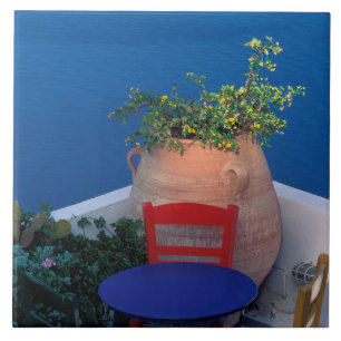 Europa, Grekland, Santorini. Terrass med havsutsik Kakelplatta