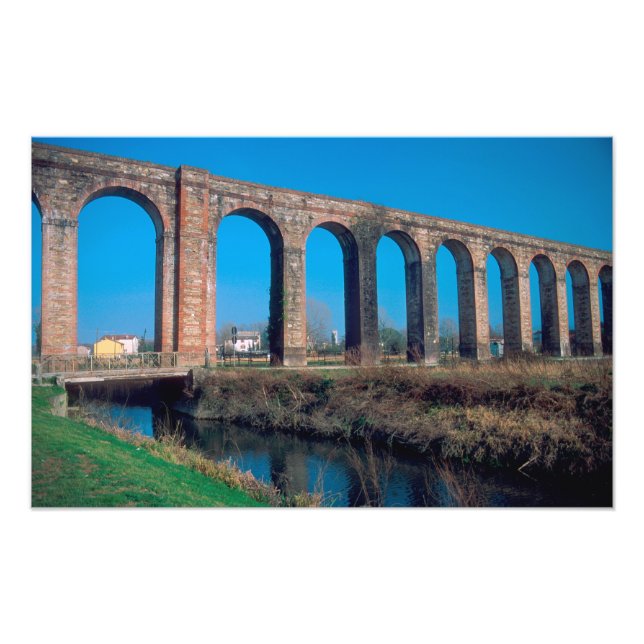 Europa, Italien. Aquaduct nära Lucca. Fototryck (Framsidan)