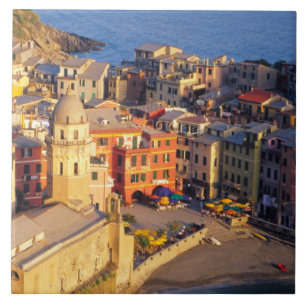 Europa, Italien, Cinque Terre. Byn Vernazza Kakelplatta