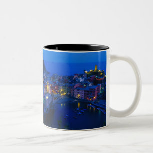 Europa, Italien, Cinque Terre, Vernazza. Sluttning Två-Tonad Mugg