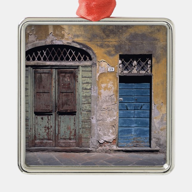 Europa, Italien, Lucca. De gamla dörrarna lägger t Julgransprydnad Metall (Framsidan)