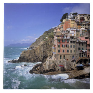 Europa, Italien, Riomaggiore. Riomaggiore är byggt Kakelplatta