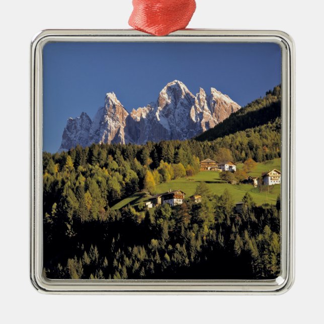 Europa, Italien, San Pietro. Odle Group verkar Julgransprydnad Metall (Framsidan)