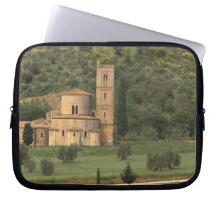 Europa, Italien, Toscana. Abbazia di Sant'Antimo, Laptop Sleeve