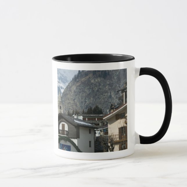 Europa, Italien, Valle d'Aosta, COURMAYEUR: Stad Mugg (Höger)