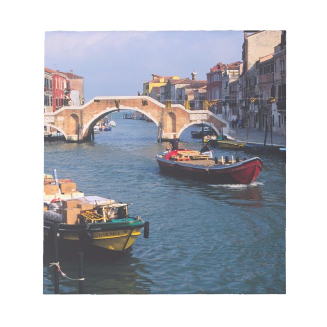 Europa, Italien, Venedig. Båtar anländer Anteckningsblock (Framsida)