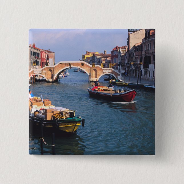 Europa, Italien, Venedig. Båtar anländer Knapp (Framsida)