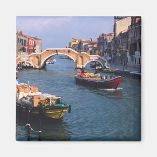 Europa, Italien, Venedig. Båtar anländer Magnet