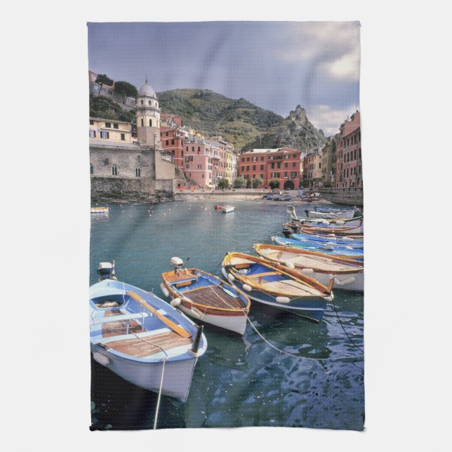 Europa, Italien, Vernazza. Båtar med kort målning Kökshandduk (Vertikal)