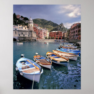 Europa, Italien, Vernazza. Båtar med lätt målade f Poster