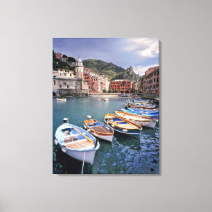 Europa, Italien, Vernazza. Ljust målade båtar Canvastryck