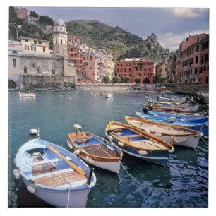 Europa, Italien, Vernazza. Ljust målade båtar Kakelplatta