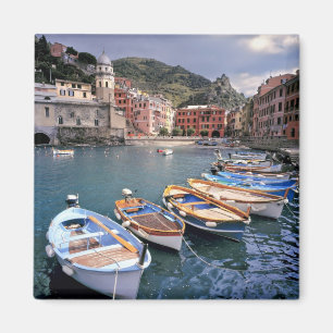 Europa, Italien, Vernazza. Ljust målade båtar Magnet