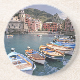 Europa, Italien, Vernazza. Ljust målade båtar Underlägg