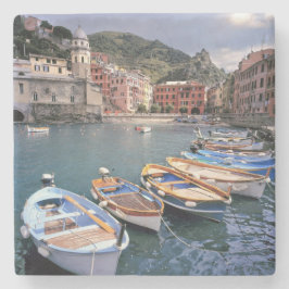 Europa, Italien, Vernazza. Ljust målade båtar Underlägg Sten