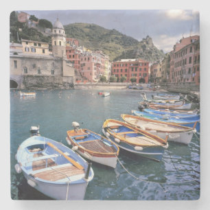 Europa, Italien, Vernazza. Ljust målade båtar Underlägg Sten