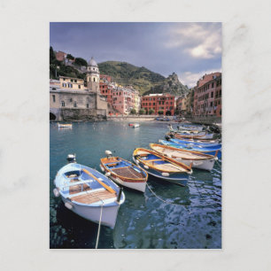 Europa, Italien, Vernazza. Ljust målade båtar Vykort