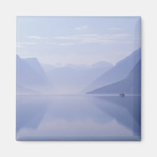 Europa, Norge. Vertikala väggar reflekteras i Magnet