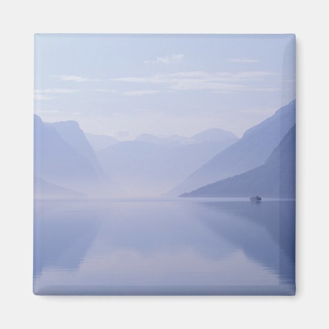 Europa, Norge. Vertikala väggar reflekteras i Magnet (Framsidan)
