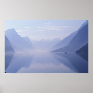 Europa, Norge. Vertikala väggar reflekteras i Poster