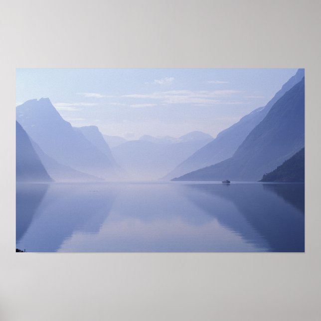 Europa, Norge. Vertikala väggar reflekteras i Poster (Framsidan)