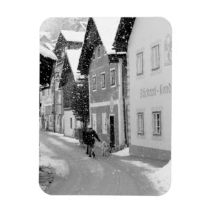 Europa, Österrike, Hallstat. Snöig gata Magnet