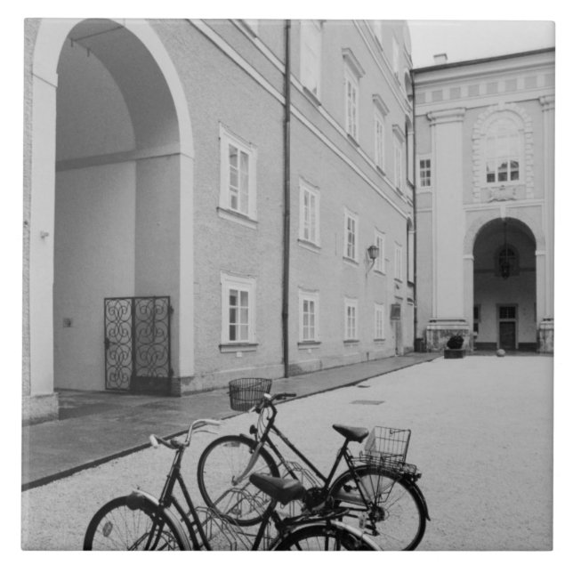 Europa, Österrike, Salzburg. Cyklar i Kakelplatta (Framsidan)