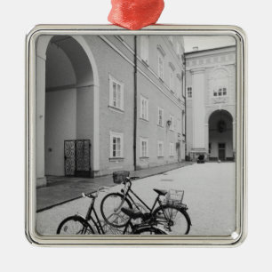Europa, Österrike, Salzburg. Cyklar på Julgransprydnad Metall
