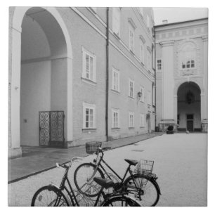 Europa, Österrike, Salzburg. Cyklar på Kakelplatta