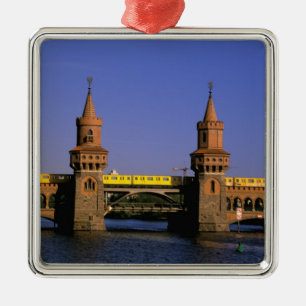 Europa, Tyskland, Berlin. Kreuzberg, Oberbaum Julgransprydnad Metall