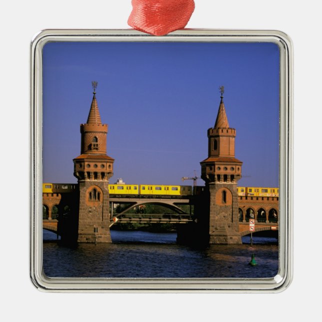 Europa, Tysklandare, Berlin. Kreuzberg, Oberbaum Julgransprydnad Metall (Framsidan)