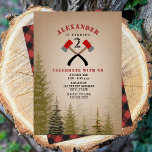 Evergreen Buffalo Play Ax Lumberjack Birthday Inbjudningar<br><div class="desc">Barns lumberjack-födelsedagstema med axlar och evigrön skog på framsidan. Baksidan är röd och svart buffelstolpdesign.</div>