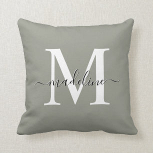 Evergreen Fog Elegant Script Monogram Kudde