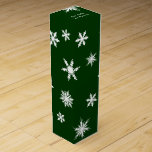 Evergreen Helgdag Vin Box Presentask För Vinflaska<br><div class="desc">Krisp white snöflingor på djup grönt dekorerar den här rutan och ge det ett festligt helgdag.</div>