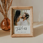 EVERLEIGT Minimalist Photo Bordsnummer 5x7<br><div class="desc">All Collection - en bedövande och minimalistisk samling med ett modernt kalligrafteckensnitt som är både chic och snyggt. Den här samlingen erbjuder en tidslängd och elegant som är perfekt för alla evenemang, från bröllop till babyduschar och allt däremellan. Förbered den eleganta och sofistikerade uppsamlingen av Everleigh och få evenemanget att...</div>