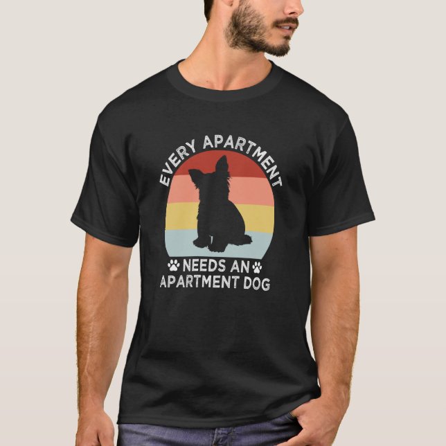 Every Apartment Needs an Apartment Dog Yorkshire T Shirt (Framsida)