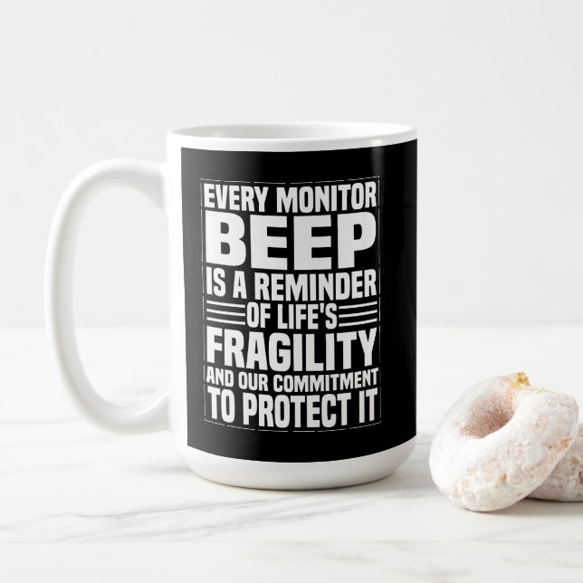  Every Beep Matters – Alert & Devoted Kaffemugg (Med munk)