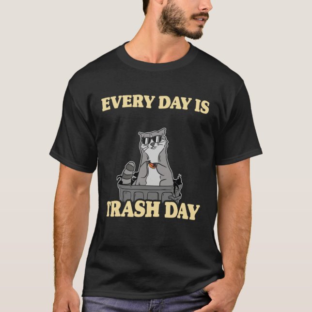 Every Day Is Trash Day Garbage Can Raccoon T Shirt (Framsida)