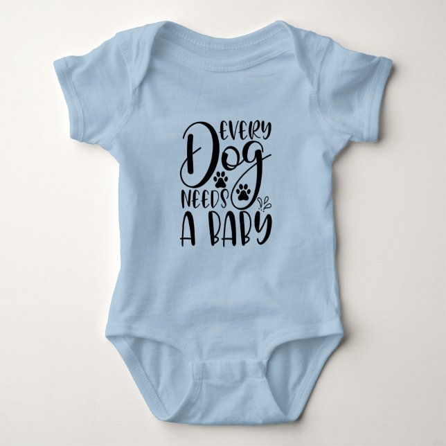 Every Dog Needs A Baby Pregnancy Announcement T Shirt (Framsida)