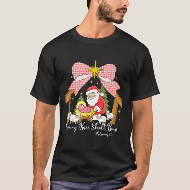 Every Knee Shall Bow Santa Christmas Nativity Scen T Shirt (Framsida)